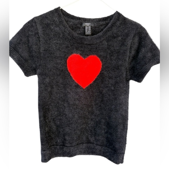 Forever 21 girls Black and red fuzzy cropped sweater with heart design sz 11/12 - Picture 2 of 6